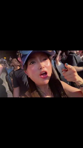 太high了!阿森纳美女球迷在现场跟着唱歌,庆祝夺冠时刻